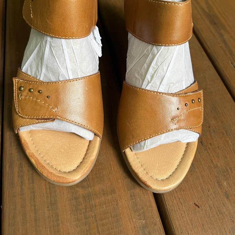 Stylish Brown Open-Toe Sandals (Brand: Earth) Excellence Condition-Never Worn